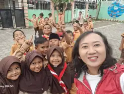 Berkarakter dan Berbudaya Oleh: Dr. Septiana Agustin, S.Pd.,M.Pd